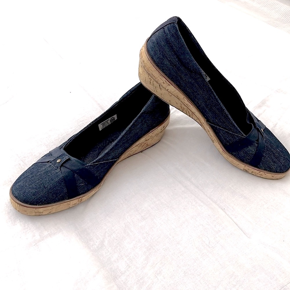 Grasshoppers Ladies Wedge Loafers. Size 7M. Navy blue